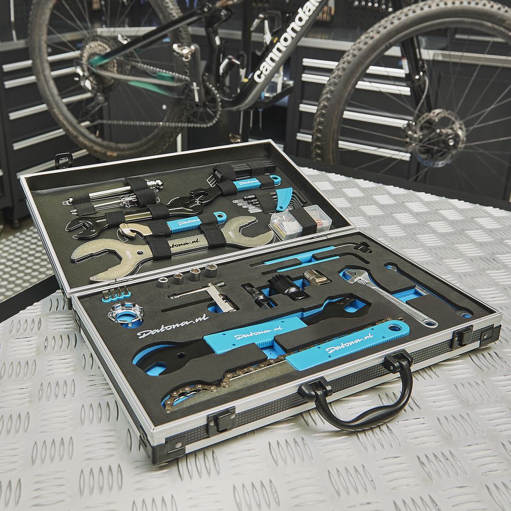 Boîte à outils vélo dans garage atelier