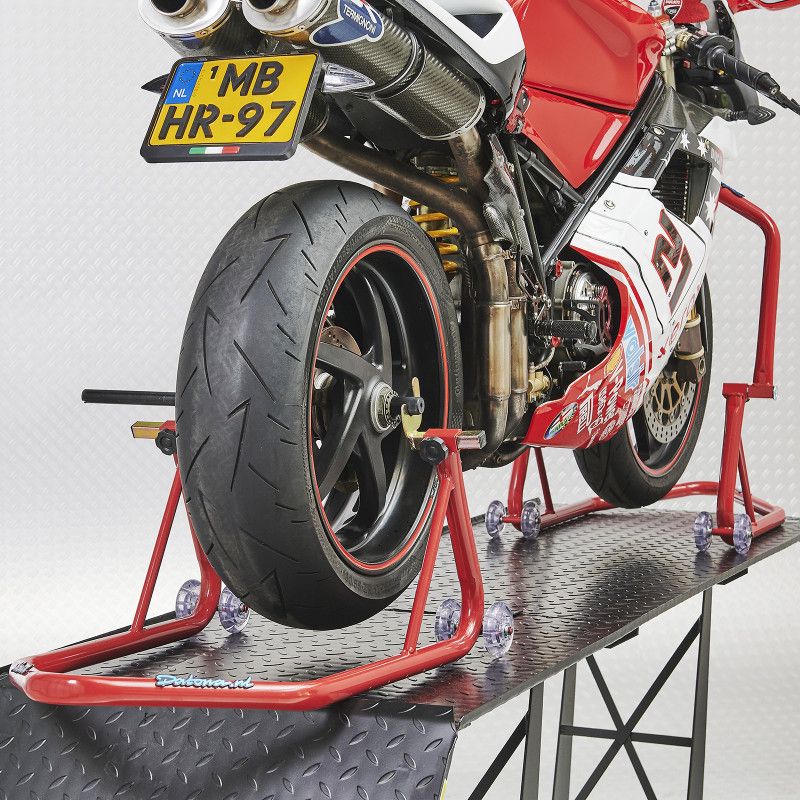 Ducati soulevée par ensemble de béquilles d'atelier
