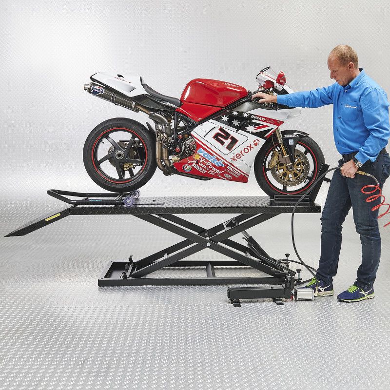 Moto Ducati sur table élévatrice hydropneumatique 700 kg