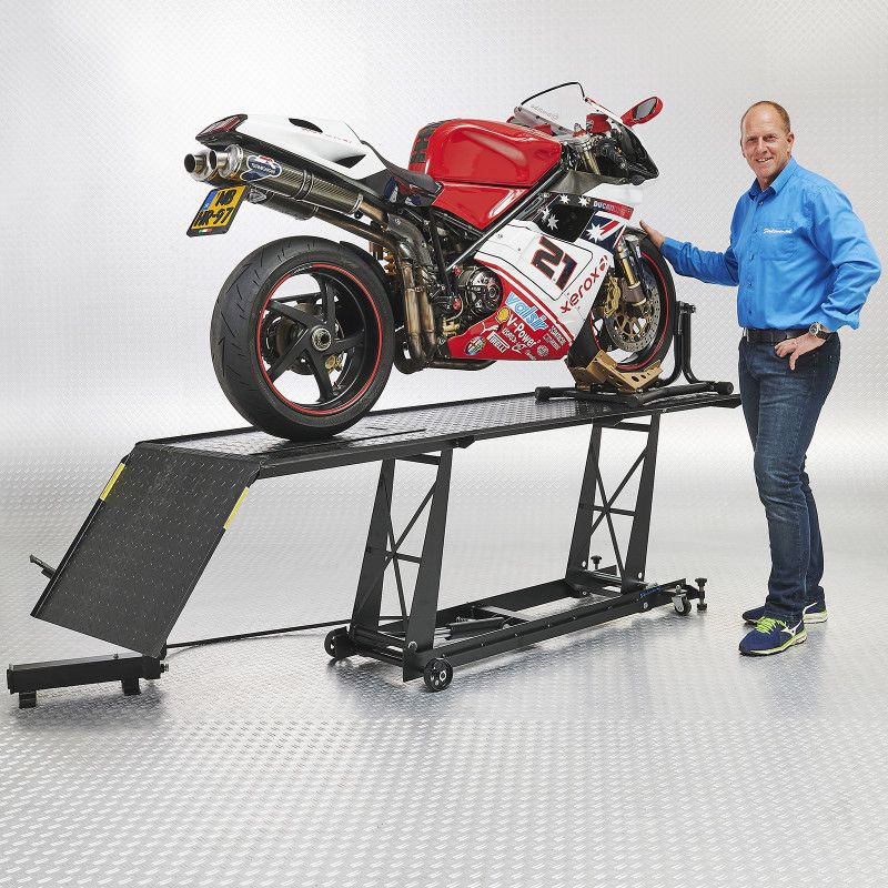 Moto Ducati sur table élévatrice moto hydraulique Datona