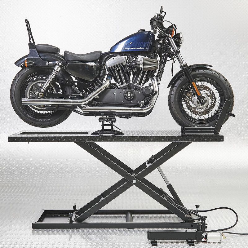 Moto Harley Davidson sur table élévatrice avec mini pont