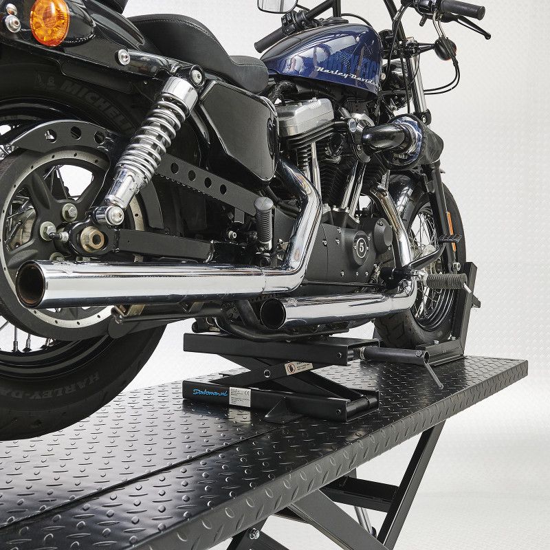 Moto Harley sur pont élévateur antidérapant