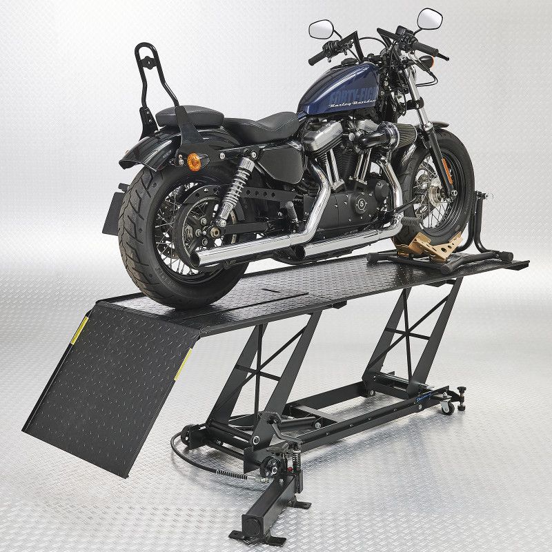 Moto Harley sur table élévatrice dans cale à bascule