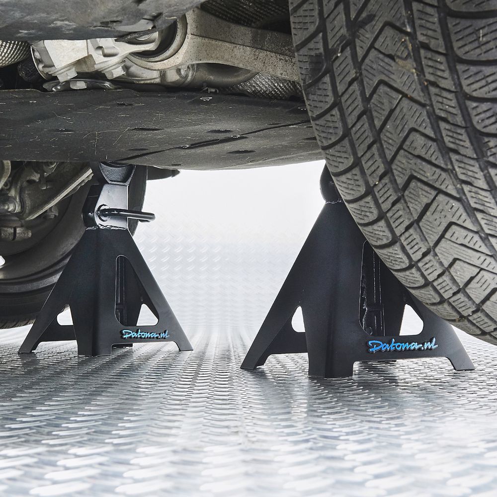 Paire de chandelles sous la voiture