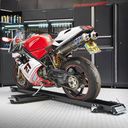 Zwarte motormover 240 cm in de werkplaats met Ducati motor