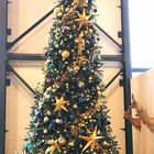 Riesengroßer, künstlicher Weihnachtsbaum Amsterdam