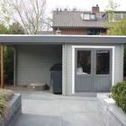Gartenhaus 2526Z von Interflex mit Überdachung farblich behandelt