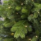 Sehr natürlich aussehender, künstlicher Weihnachtsbaum Wassenaar