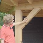 houten schoren van overkapping - schuine balken in hoeken 