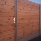 Zaun aus Blockhausprofilen und Beton Profil Pfosten Hellgrau