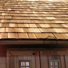 Dachabdeckung mit Dachschindeln aus Rotzedernholz