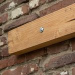 Wie befestigt man einen Balken an der Wand?