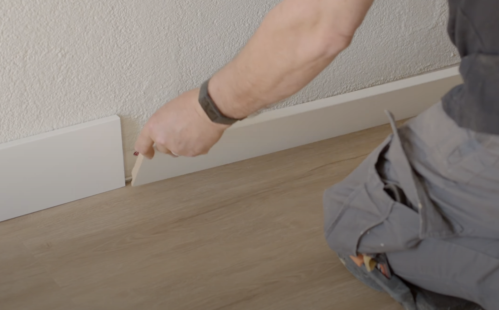 Sockelleisten kleben - So verkleben Sie Fußleisten mit High Tack Montagekleber