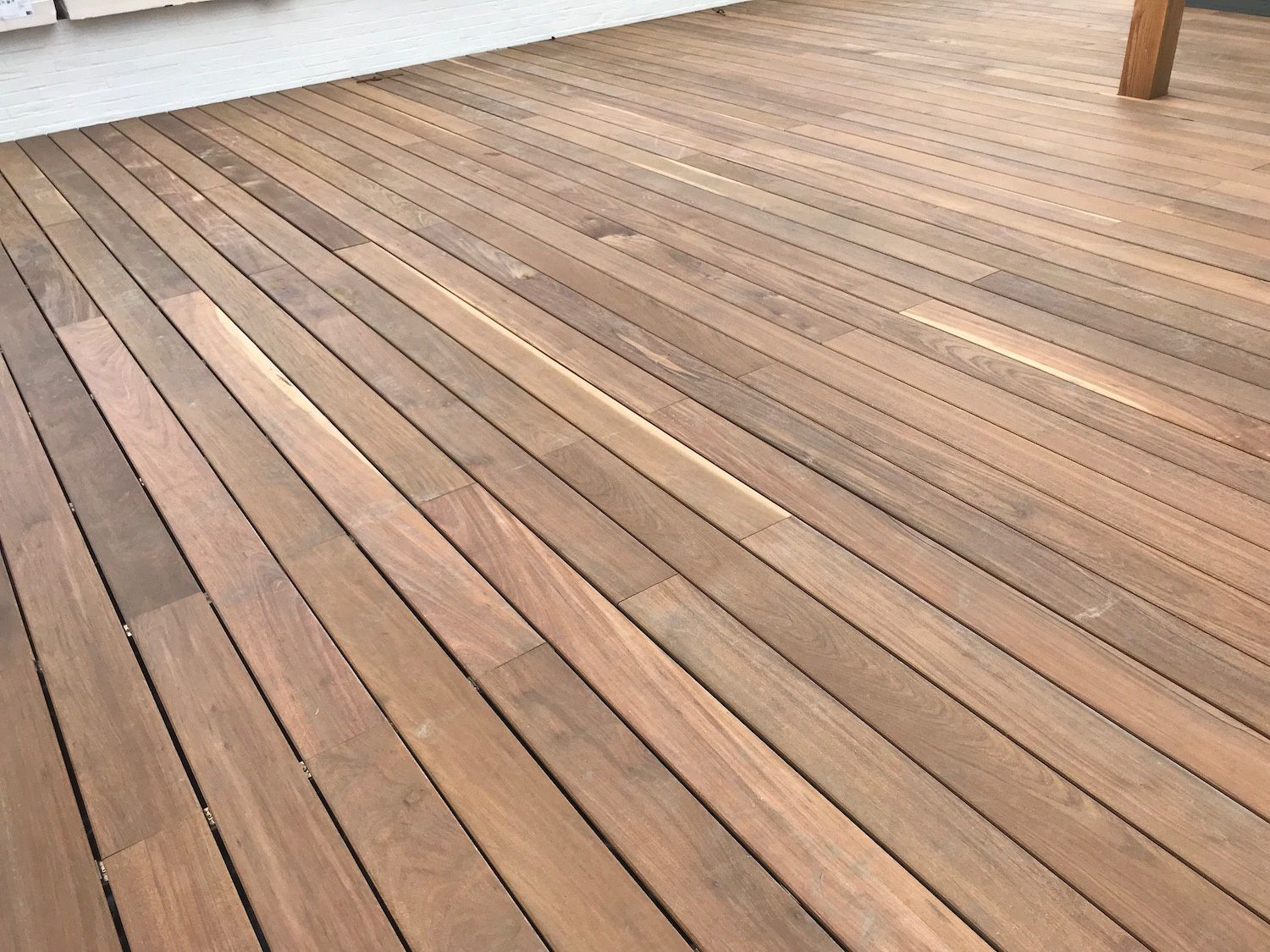 Hoe maak je een terras schoon? Terras reinigen en ontgroenen!