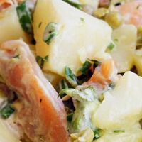 Zomerse maaltijdsalade met zalm en aardappel