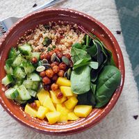 Vegan poké bowl met quinoa, mango en avocado