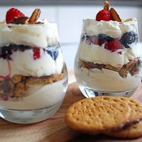 Trifle met slagroom, rood fruit en glutenvrije koekjes