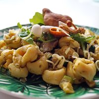 Vegetarische tortellini met pesto en champignons