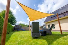 Toldo triangular bege instalado