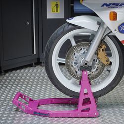 Béquille d'atelier rose pour moto roue avant