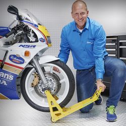Rintje Rintsma présente la béquille d'atelier MotoGP
