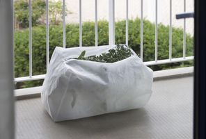 Schutzvlies - Frostschutz für Pflanzen mit Reißverschluss Weiß 25 x 55 x 35 cm - Set 3 Stück