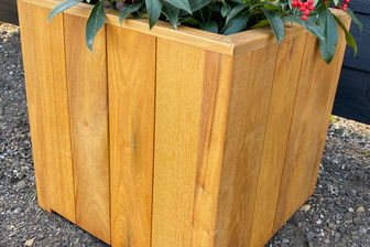 https://cdn.zilvercms.nl/http://yarinde.zilvercdn.nl/plantenbak-hardhout-50x50x50-kubus.png
