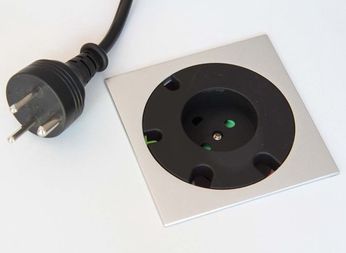 Contactdoos met stroom en uitsparingen