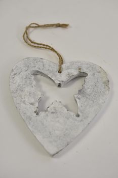 Heart w/butterfly cement hanging white L14.5W13.5H1cm