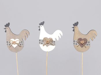 w/b. 9 wooden roosters/stick white/grey/natural 8.5x10 cm