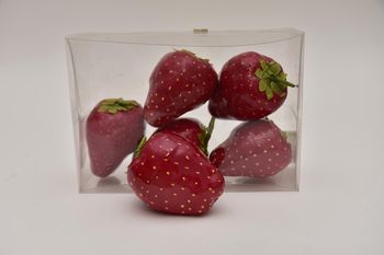 cb. 6 strawberries red 7 cm