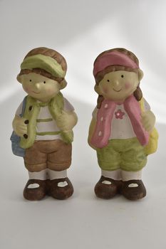 Kind mit stehenden 2 sortiert 7.5x6x16cm Keramik Grün und Rosa