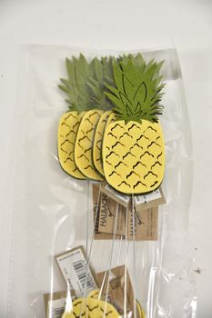 Zak á 8 ananas 11cm op steker metaal