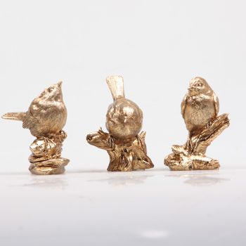 VOGEL OP STEEN/STRONK 3 ASS 8.5X5X10 CM GOUD