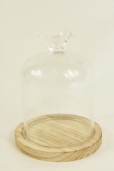 GLASGLOCKE VOGEL D10X13,5H AUF HOLZSOCKEL NATUR