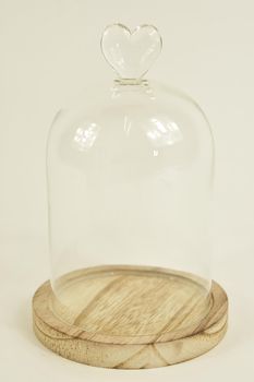 GLASGLOCKE HERZ D11X16,5H AUF HOLZSOCKEL NATUR
