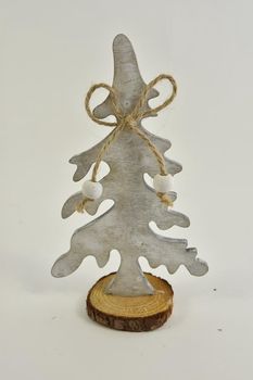 Holz-Weihnachtsbaum-Anhänger grau auf Sockel natur 15x9x5cm