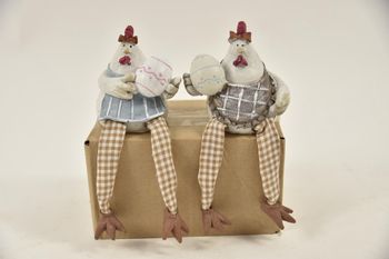 Huhn Arnoud mit Ei und baumelnden Beinen - 9cm - 2fach sortiert - pro Stück