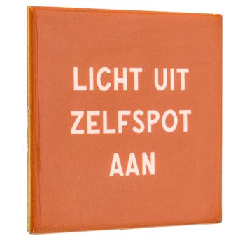 Tegeltje licht uit zelfspot aan