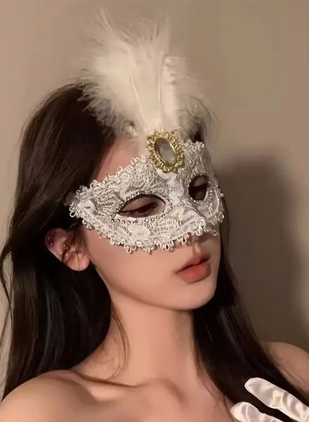 60.240-Cape-specialist-masker-met-veer-zilver-wit-1.jpg