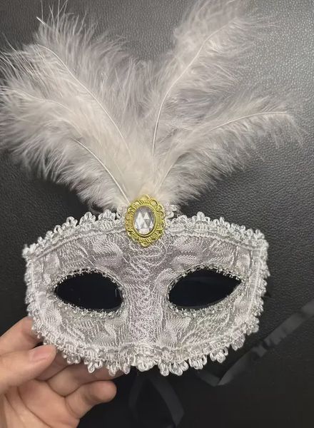 60.240-Cape-specialist-masker-met-veer-zilver-wit-met-hand.JPG
