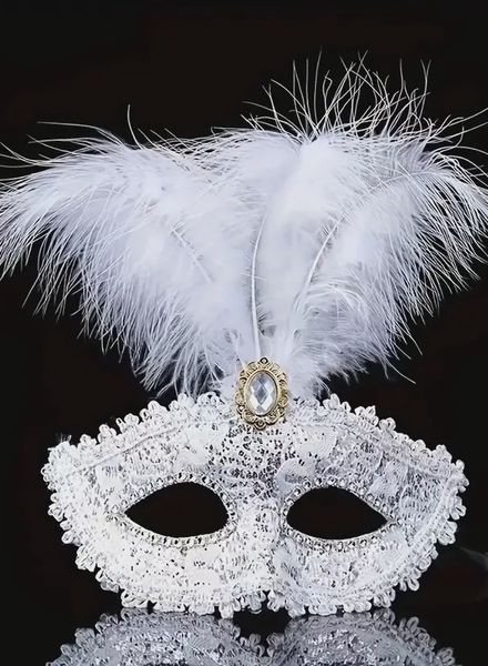 60.240-Cape-specialist-masker-met-veer-zilver-wit.JPG