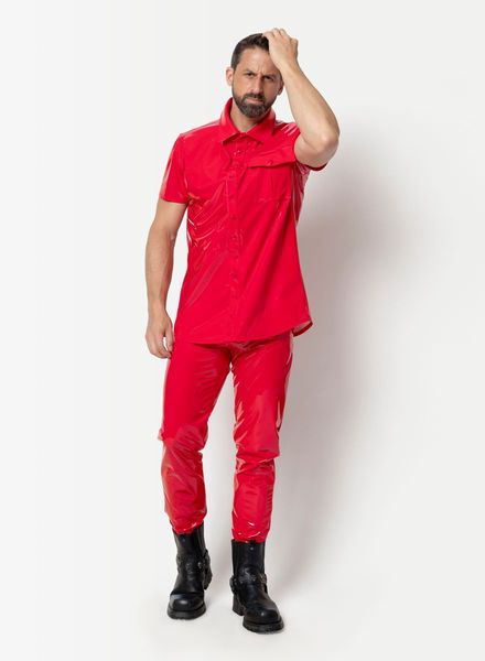 rode lak broek en shirt man