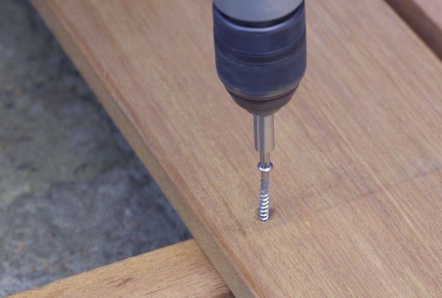 Comment monter une vis pour terrasse ? 