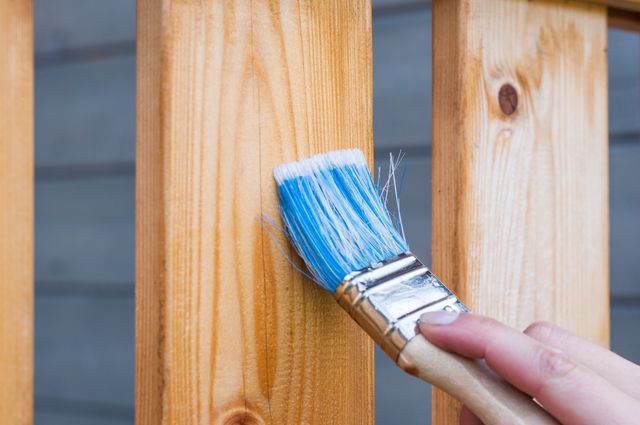 Kann Lasur auch auf behandeltem Holz aufgetragen werden?