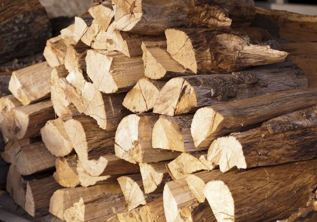 Construire un abri buches - Abritez votre bois en toute sécurité! 