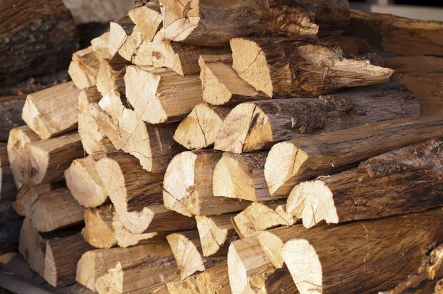 Herstellung eines Holzlagers - Lagern Sie Ihr Brennholz sicher!