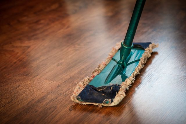 Hoe verwijder je krassen van een houten vloer?