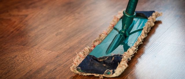 Wie entfernt man Kratzer auf einem Holzboden?