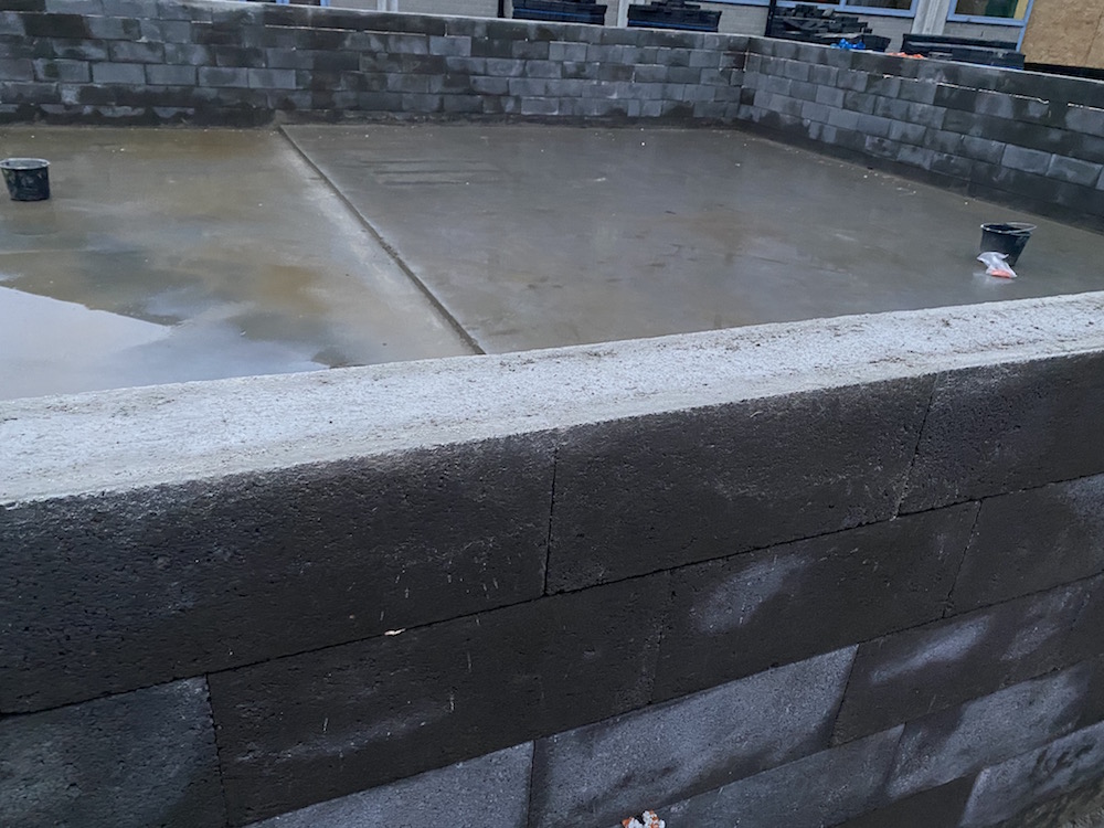 holle bekistingsblokken beton ingegoten met beton